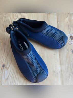 Lifeguard 5/6 Little Kids Water Shoes Blue Black Like New